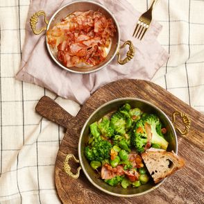 Przepis na bób i brokuły z szynką serrano i sherry. Najlepsze przepisy z bobem (fot. Maciej Niemojewski)