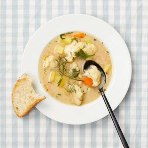 Zupy. Kalafiorowa z ziemniakami (fot. Maciek Niemojewski)