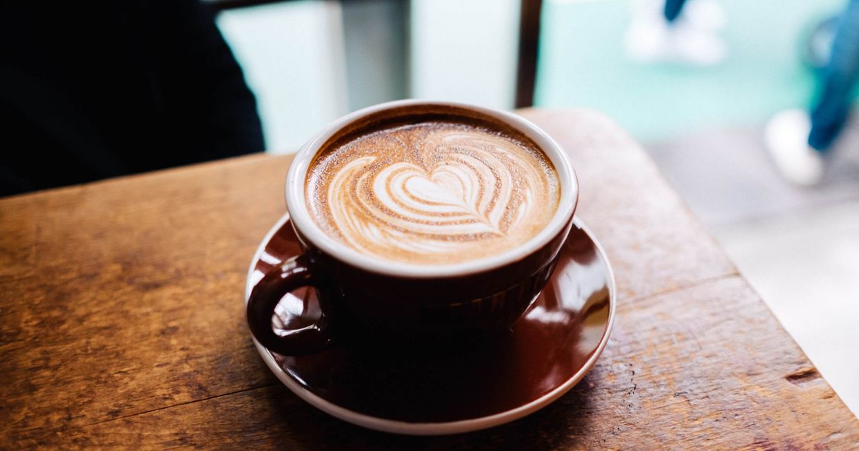 Mleczna kawa w brązowej filiżance (fot. Jonas Jacobsson / unsplash.com)