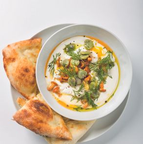 Przepis na jogurt z jajkiem i kurkami. Pomysły na śniadania. (fot. dinnershow.studio)