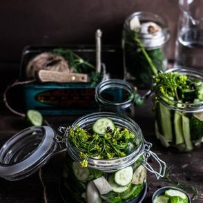 ogórki kiszone, co jedzą Polacy, kuchnia polska, tradycyjna kuchnia polska, co zjeść w polsce