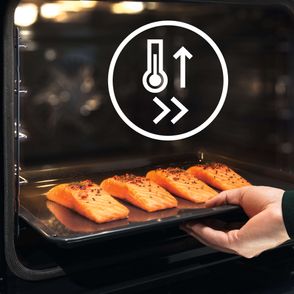 Piekarnik Electrolux EOC6H71Z SteamCrisp, przygotowanie pieczonego łososia (fot. materiały prasowe)