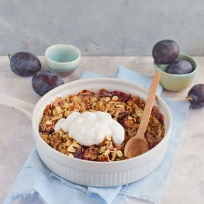 Miska z pieczoną owsianką ze śliwkami, śliwki węgierki (fot. Anna Szewczyk)