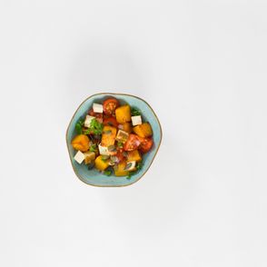 Przepis na pieczoną dynię z tofu i pomidorami, pomysł na ciekawą sałatkę (fot. Maciej Szczęśniak)