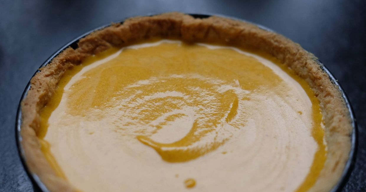 Kruche ciasto w blaszce do pieczenia, wypełnione kremem dyniowym