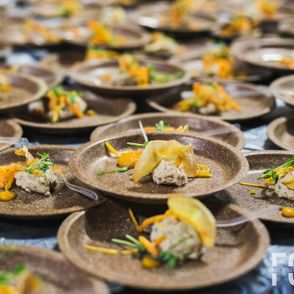 Filety z kremem z marchewki podane na talerzach ekologicznych