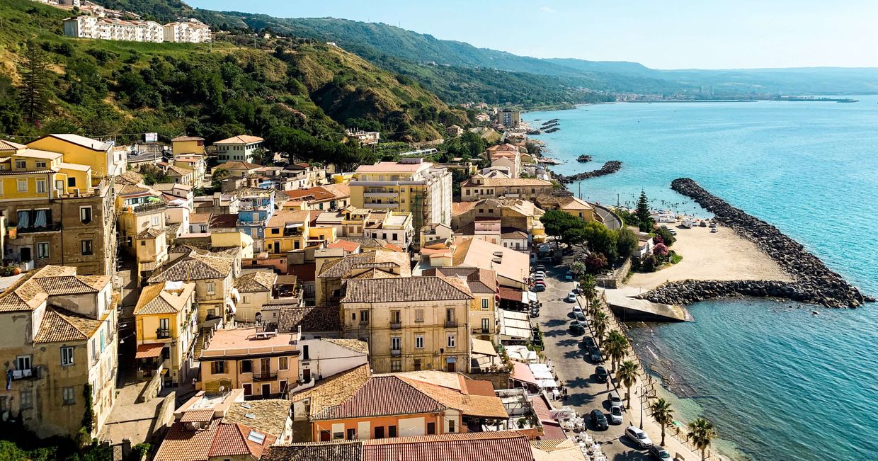 Zdjęcie miasta Pizzo w Kalabrii z plażą (fot. Olga Maj)