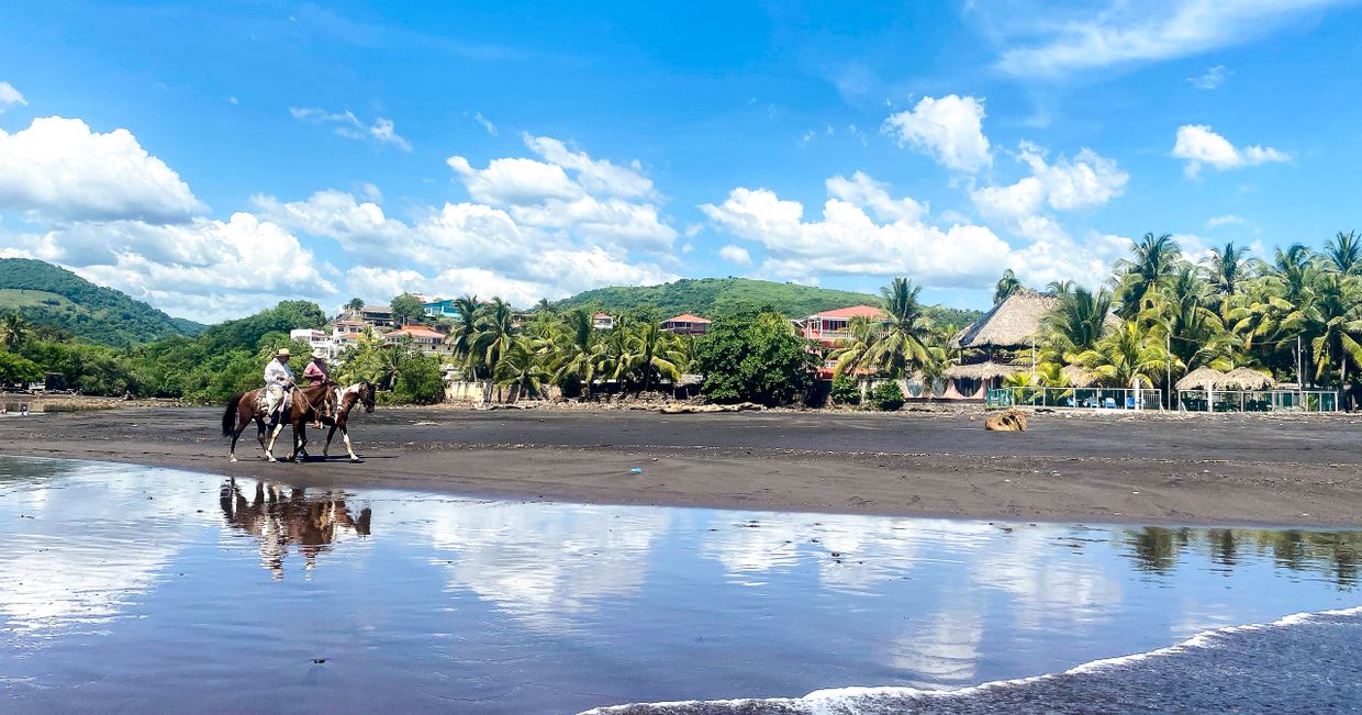 Czarne plaże Salwadoru (fot. Anna Zająkała)