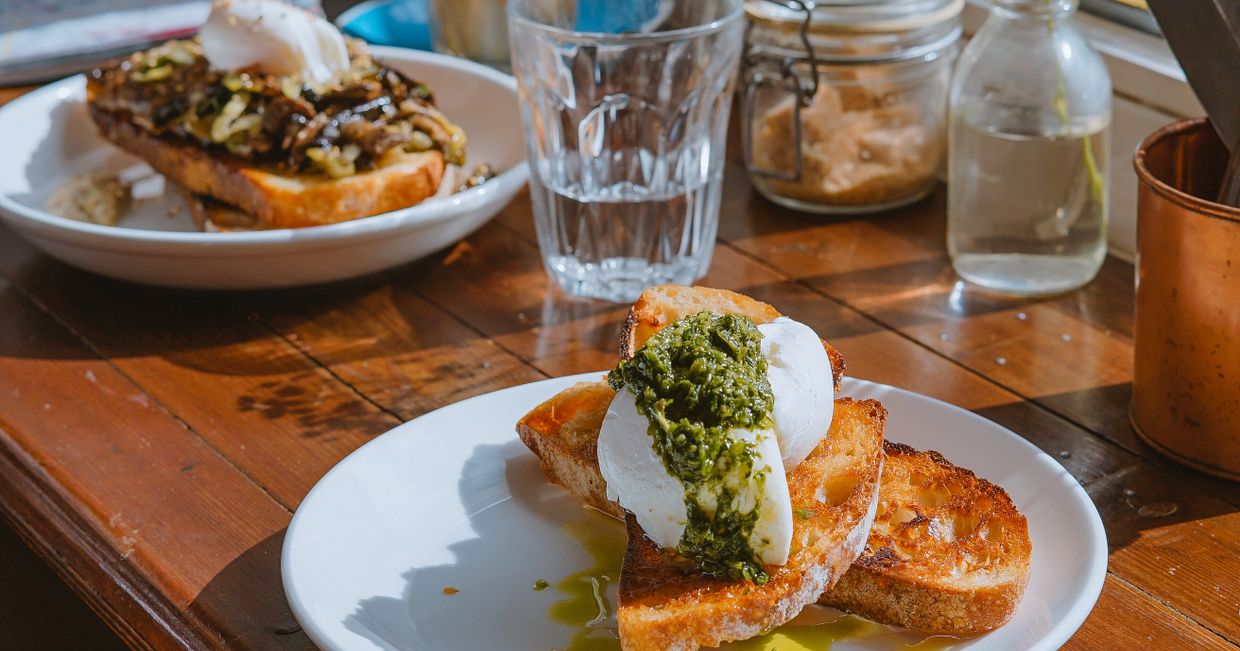 Kanapki z pesto i mozzarellą, szklanka z wodą