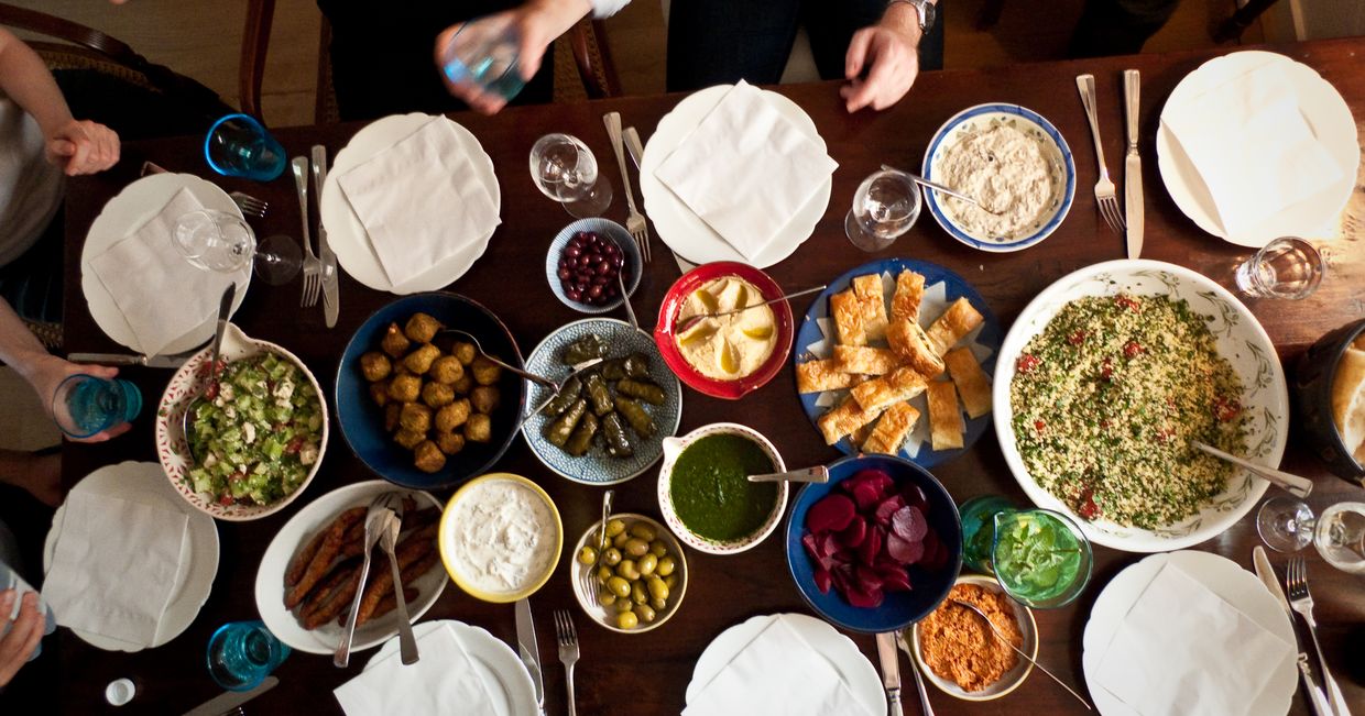 Mezze w półmiskach na stole (fot. Stijn Nieuwendijk / flickr.com)