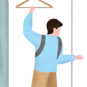 Mężczyzna pod prysznicem, trzymający wieszak zawieszony na ramie zasłonki prysznicowej (il. Marcin Lewandowski)