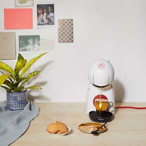 Mleczna kawa w szklance na spodku (fot. Lex Sirikiat / unsplash.com)