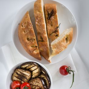 Pieczony bakłażan w oregano i Domowa focaccia z rozmarynem. Westwing (fot. dinnershow.studio)