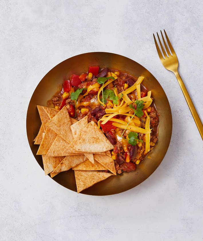 Klasyczne chili con carne z cheddarem i domowymi nachosami