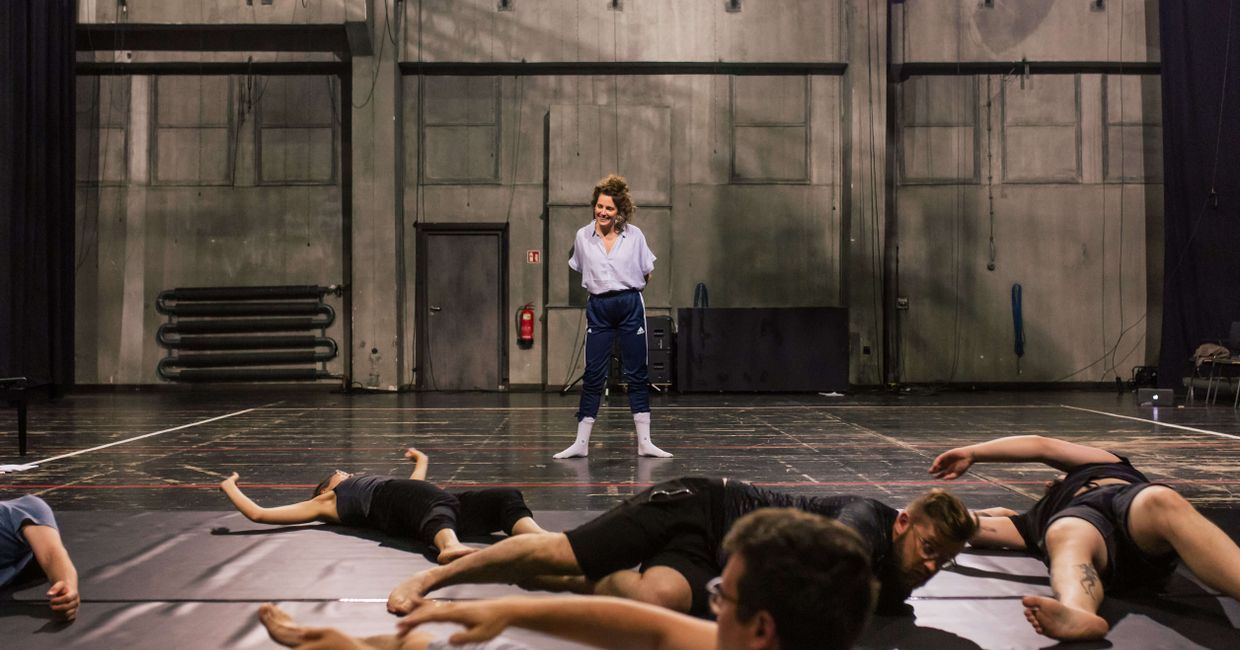 Ujęcie z prób prowadzonych przez Natalię Iwańską na scenie teatru. (fot. Michał Lichtański)