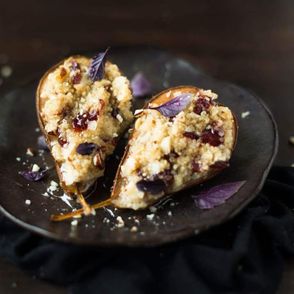 Pomysł na deser z gruszkami - owoce pod kruszonką (fot. Plate of Joy)