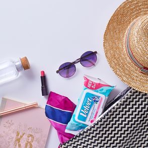 Torba z okularami przeciwsłonecznymi, kapelusz i chusteczki (fot. Maciek Niemojewski)