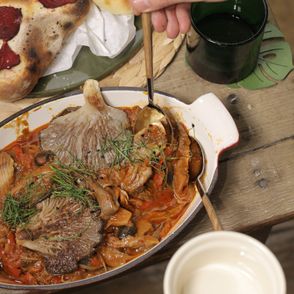 Gulasz z boczniaków (fot. dinnershow.studio)