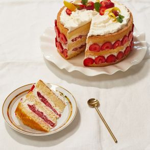 Przepis na tort waniliowo-truskawkowy, idealny deser na lato z truskawkami (fot. Maciej Niemojewski)