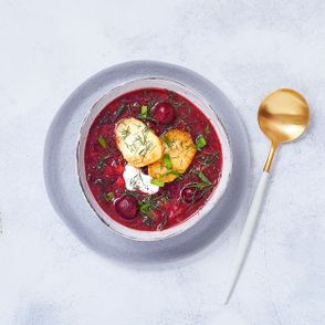 Wiosenna zupa z botwiną i wiśniami (fot. Maciek Niemojewski)