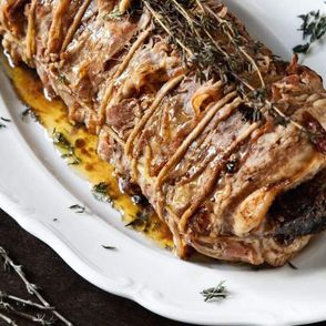 schab pieczony z suszonymi śliwkami i czosnkiem, pieczony schab, schab ze śliwką, schab w rozmarynem, świąteczny schab ze śliwką