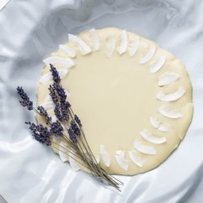 Mazurek lawendowy oblany białą czekoladą i ozdobiony lawendą