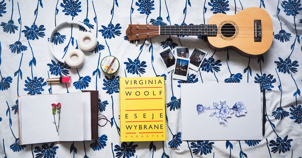 Słuchawki, krem, mandolina, szkicownik, "Eseje wybrane" Virginii Woolf i szkic kwiatka. (fot. Marta Cyzio)