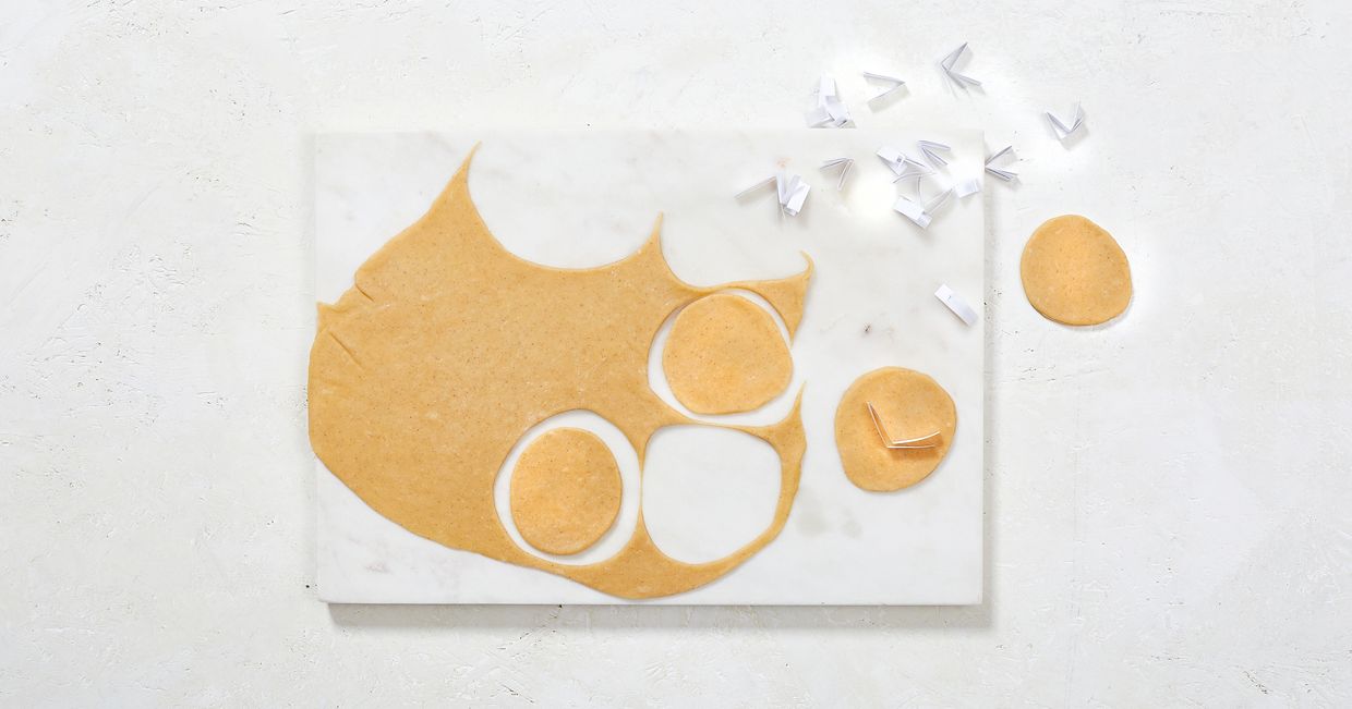 DIY: Ciasteczka z wróżbą - wycięte ciasto w okręgi (fot. Maciek Niemojewski)