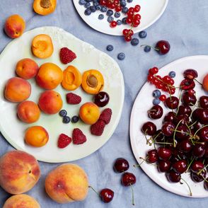 Sezonowy targ Kręglickich – morele, czereśnie, borówki, porzeczki i maliny (fot. Maciej Niemojewski)