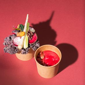 Zupa krem z buraków z kaczką (fot. dinnershow.studio)