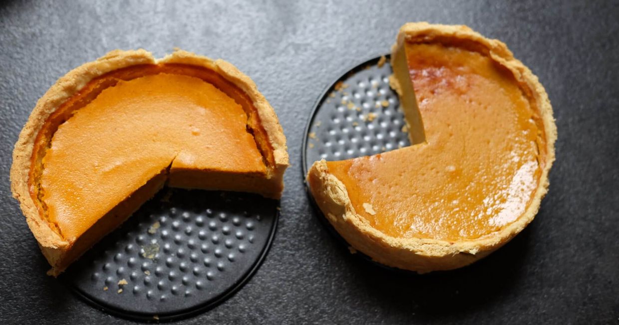 Ukrojone tarty dyniowe na blaszkach do pieczenia