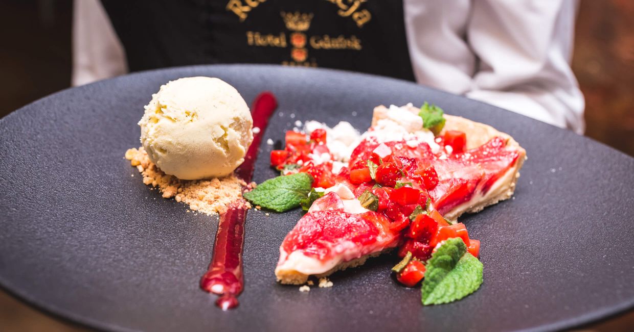 Tarta ze świeżymi truskawkami, słonym karmelem i z lodami waniliowymi z menu restauracji Brovarnia