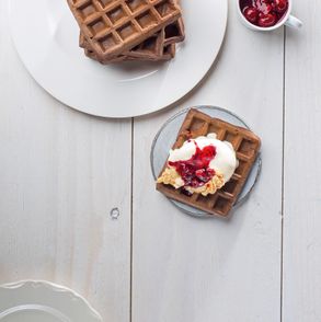 Prosty przepis na śniadaniowe gofry kakaowe z konfiturą wiśniową i lodami waniliowymi. Jak zrobić gofry. Śniadaniowe gofry - PRZEPIS (fot. dinnershow.studio)