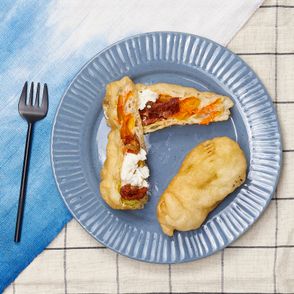 Włoskie przepisy. Proste przepisy na kwiaty cukini. Przepis na kwiaty cukini z mozzarellą i suszonymi pomidorami (fot. Maciek Niemojewski)