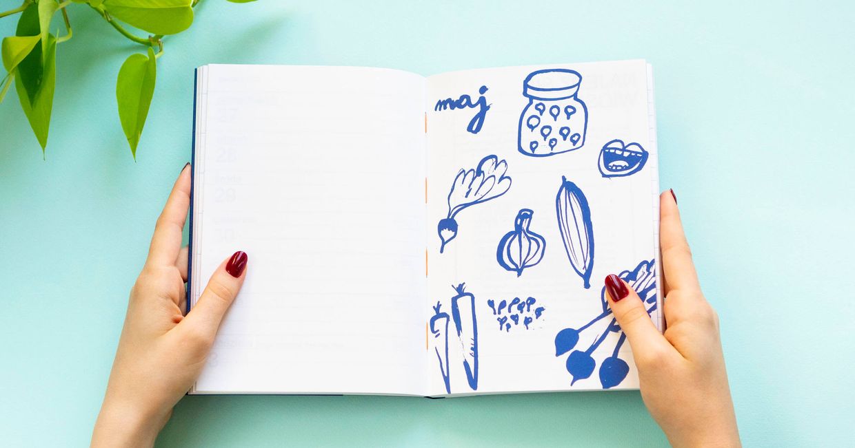 Kalendarz Sezonownik na rok 2020, rozkład z ilustracją Hekla Studio przedstawiającą warzywa i przetwory