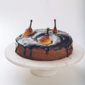 Ciasto gruszkowe z polewą czekoladową i kardamonem (fot. dinnershow.studio)