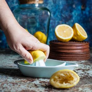Cytryna wyciskana ręcznie, skórki cytrynowe