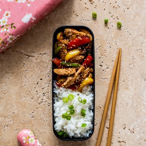 Przepis na azjatyckiego kurczaka z książki Lunchbox na każdy dzień (fot. materiały prasowe)