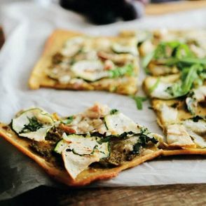 socca z pesto i serem, placek z mąki z ciecierzycy, danie bezglutenowe, pizza bezglutenowa, szybki obiad, dieta bezglutenowa, pizza z serem, ciecierzyca, placek z ciecierzycy, szybka pizza