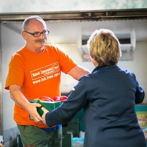 Mężczyzna przekazuje kobiecie karton z paprykami (fot. materiały prasowe)