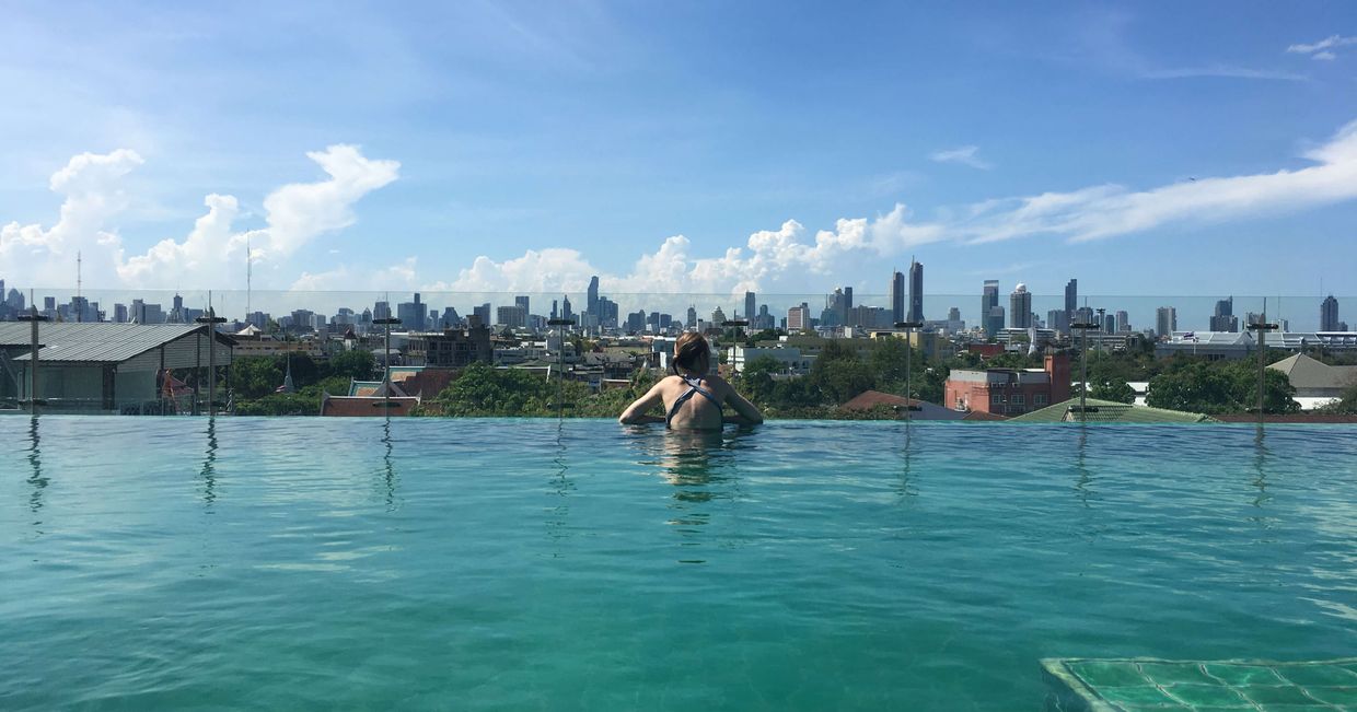 Bangkok – basen na dachu hotelu w dzielnicy Sukhumvit