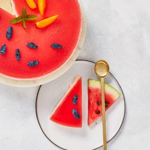 Podwójnie arbuzowy sernik na zimno (fot. Maciej Niemojewski)