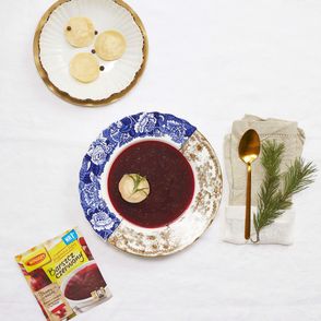 Barszcz czerwony z ravioli z kozim serem, Winiary, przepis Tomek Zielke