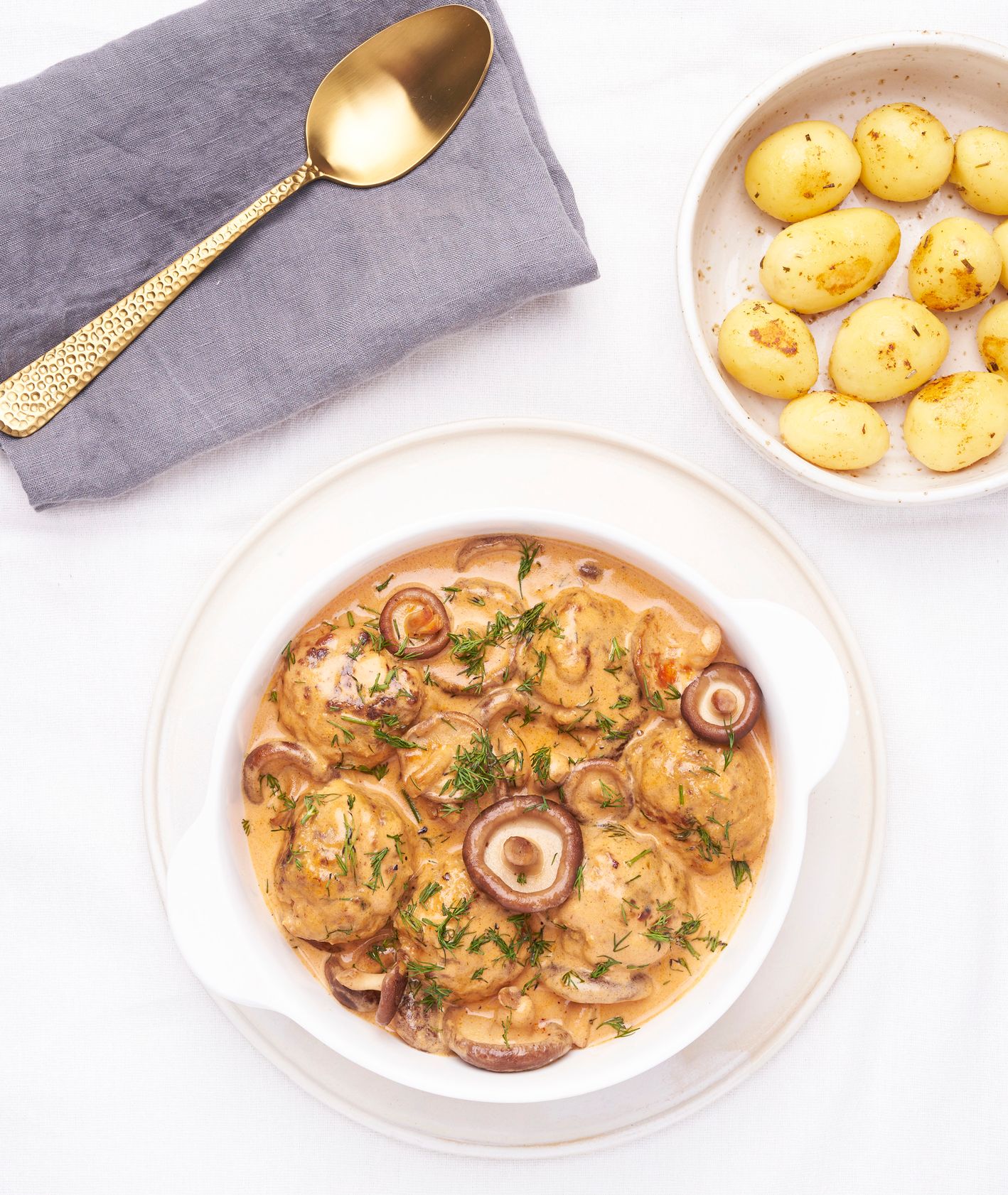 Porcja pulpecików z sosem z grzybów shitake, pieczone ziemniaki (fot. Jessica Nadziejko)
