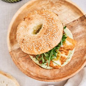 PRZEPIS na bajgiel z kremem awokado i halloumi (fot. Jessica Nadziejko / Plum in chocolate)