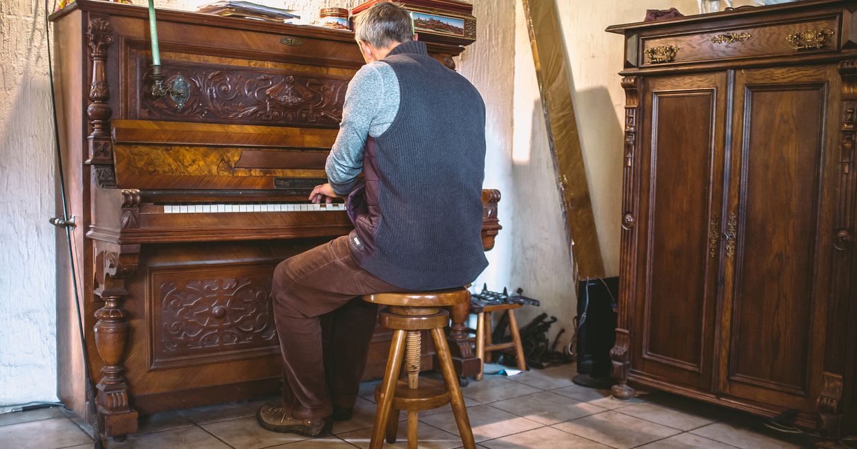 mężczyzna grający na pianinie