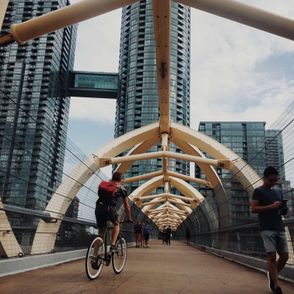 Nowoczesna ścieżka rowerowa (fot. Joshua Chua)