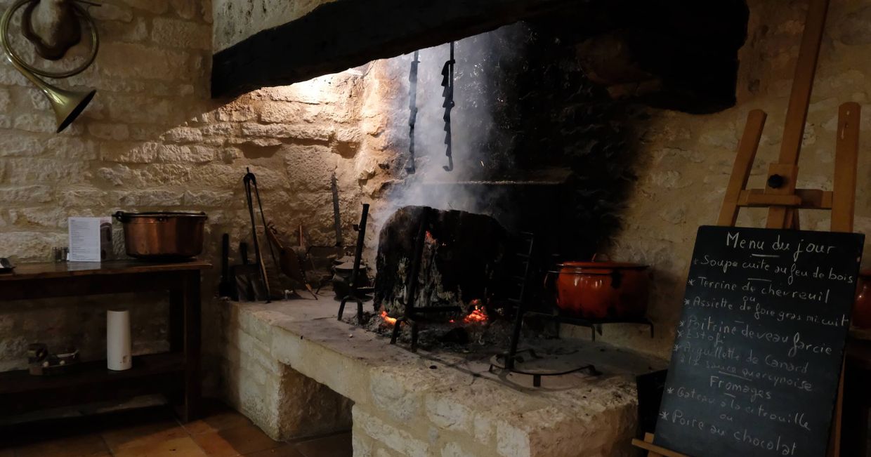 Piec w rustykalnej restauracji (fot. Aleksander Szojer)