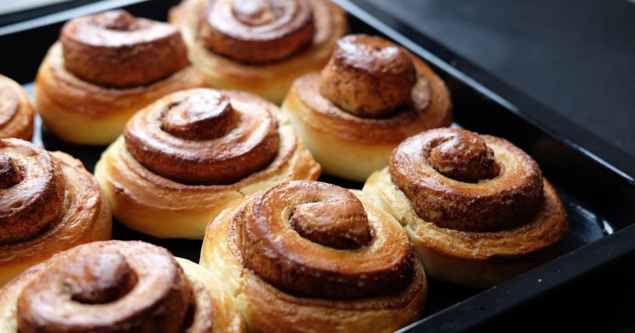 Jak układać bułeczki cynamonowe? (fot. Kasia Stadejek)