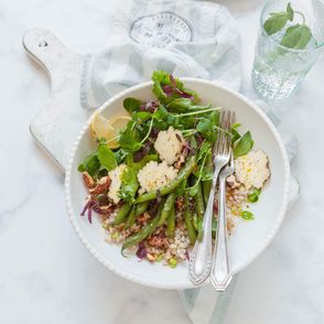 Ekspresowawa, sycąca sałatka do lunchboxu - sałatka z pęczaku, fasolki szparagowej i wędzonego sera - PRZEPIS na sałatkę z fasolką (fot. Kinga Ciszewska / Małe kulinaria)